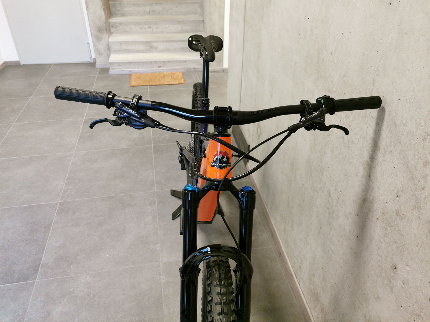 Vélo de location, e-bike tout suspendu, Rocky Mountain